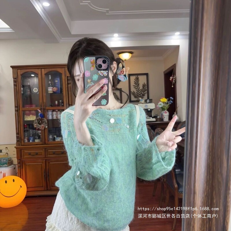 Fresh and elegant green round-neck women's autumn design pullover with sequins and hollow-out knit, high-end versatile top Fresh and elegant green round-neck women's autumn design pullover with sequins and hollow-out knit, high-end versatile top