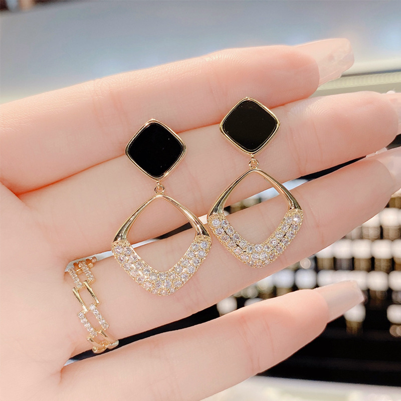 Square geometric diamond earrings mac056 version2