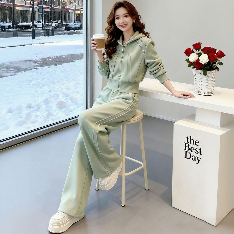 High-End Green Casual Sports Suit for Women, Spring Stylish and Age-Reducing Short Jacket Top and Wide-Leg Pants Two-Piece Set