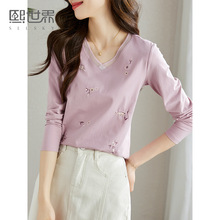 熙世界2025春季新款浪漫花卉刺绣欧根纱V领T恤女宽松显瘦157LT052