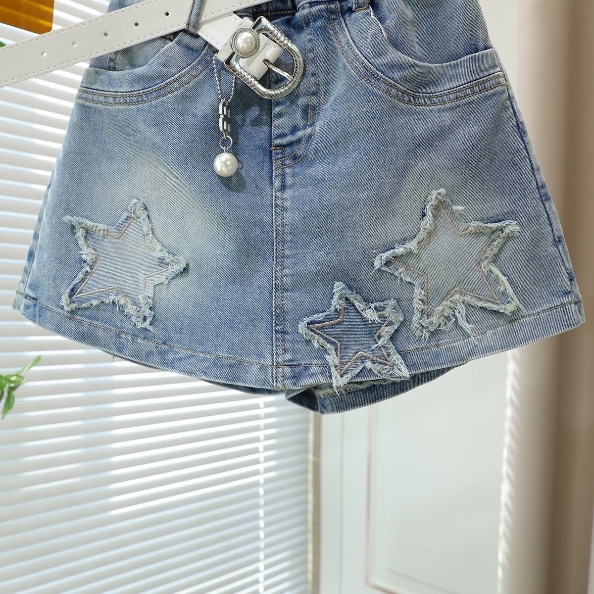 Niña jeans de verano nuevo estilo coreano de moda infantil falso de dos piezas pantalones calientes de estilo extranjero para niños grandes image 4