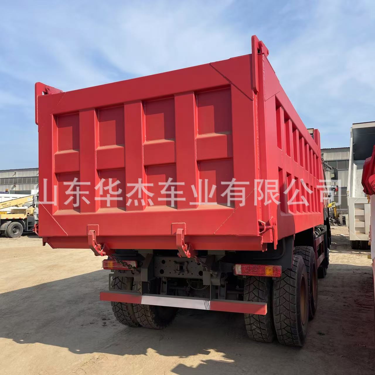 Cross-border Sinotruk Howo 8-wheel rear dump truck, 371 horsepower, for transporting soil and construction materials, export engineering truck