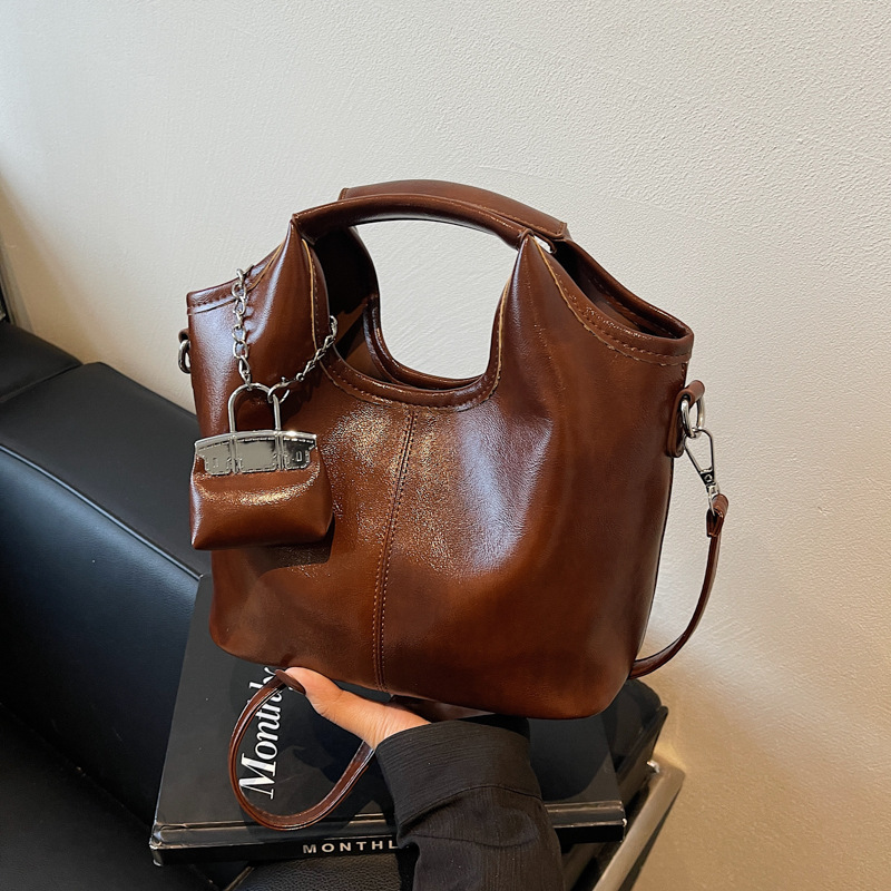 Niche Soft Leather Handbag Women's 2024 New Vintage Fashion Shoulder Underarm Crossbody Bag Trendy Vegetable Basket Bag