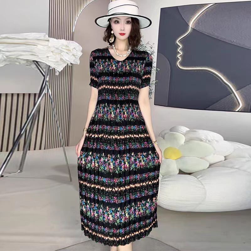 Elegant Retro Floral Patterned Plus-Size Dress for Middle-Aged and Elderly Women Paired with a White Wide-Brimmed Hat, Slimming and Versatile Mid-Length Dress