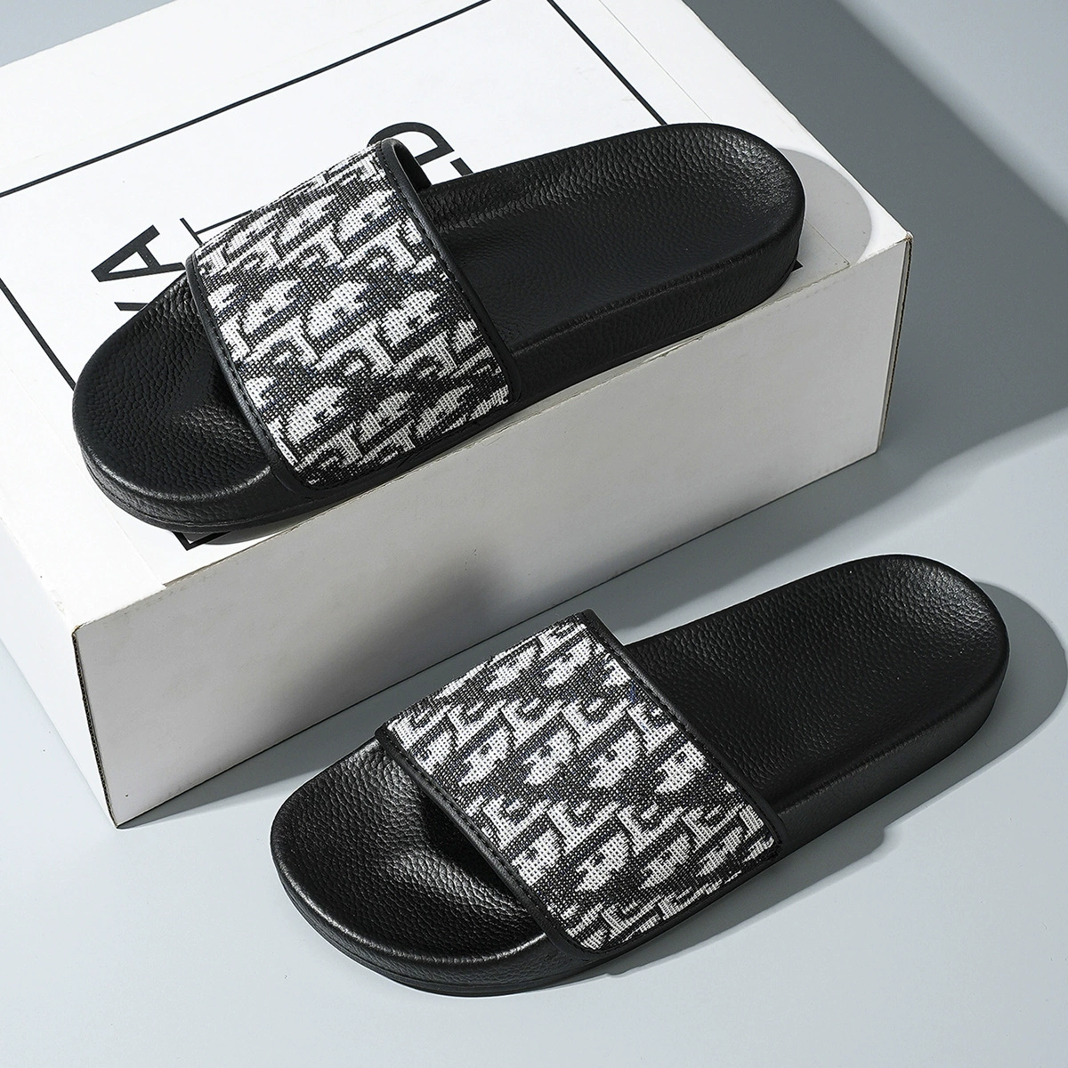 Новые модные тапочки для мужчин 2025 года, высококачественные летние домашние тапочки для улицы и ванной комнаты с эффектом "поноса".
