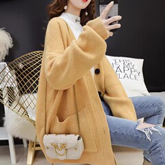 春と秋の新型ニットコートの女性はだらだらしています。