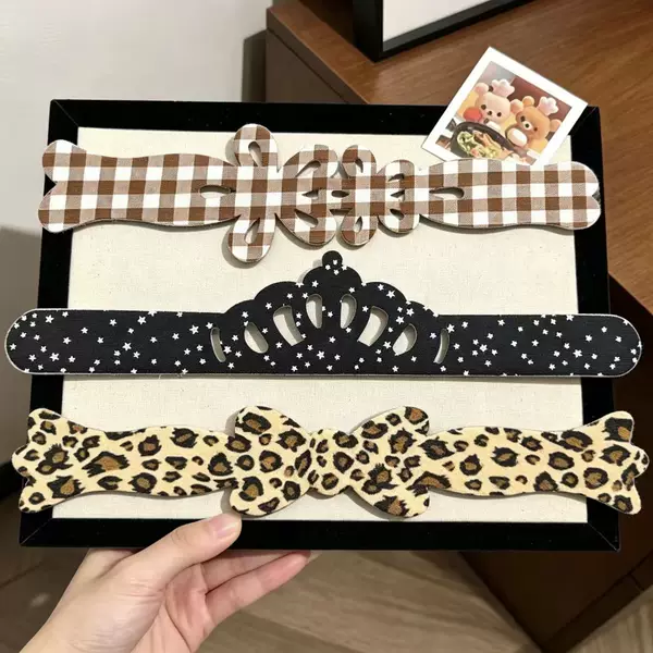 Long fringe hair clips with leopard print, plaid, and star designs, featuring a magic tape fastener for securing stray hairs – a must-have hair accessory for girls to use while washing their face or applying skincare
