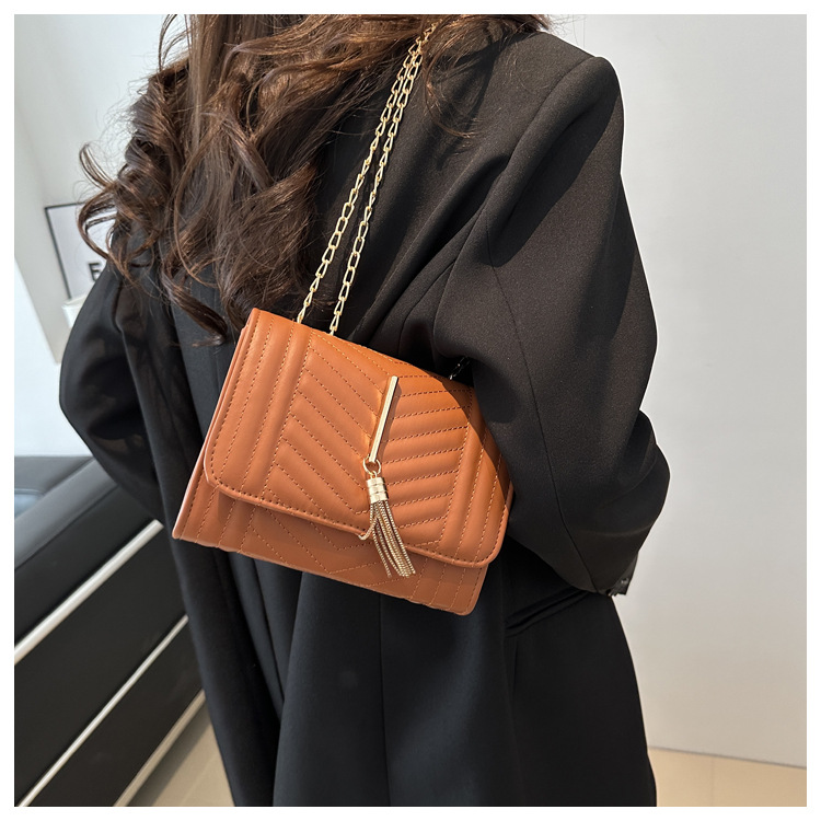 Borsa a tracolla donna con ricamo catena e nappine elegante_voghion.com