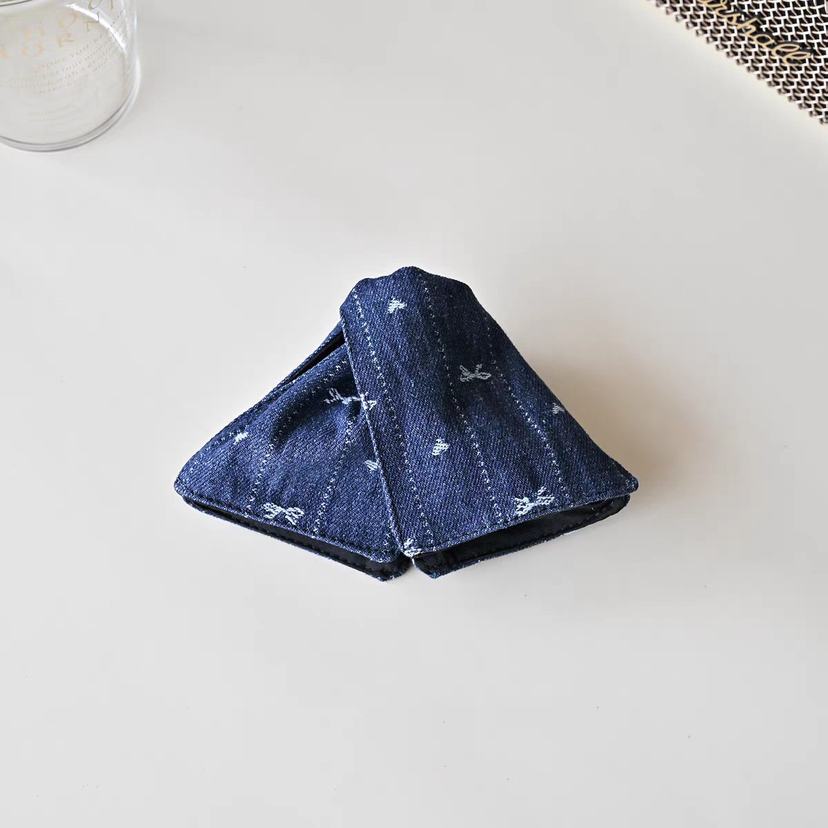 Dark blue crab pin