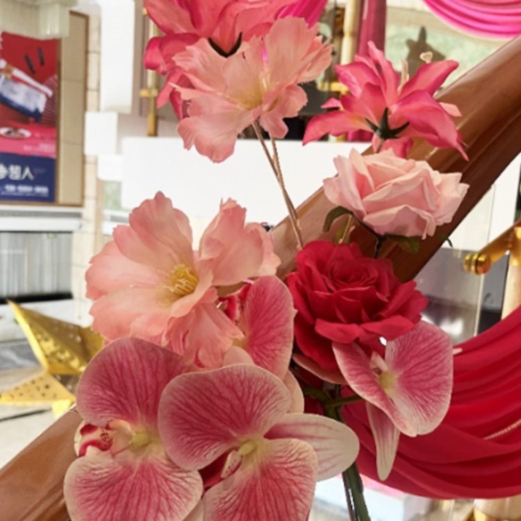 结婚楼梯装饰栏杆扶手玫红色花婚房布置酒店阳台花艺绸缎布幔|undefined