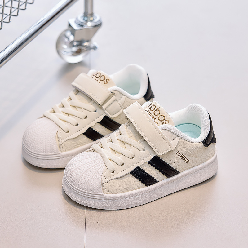 Zapatos de niñas conchas de cabeza zapatos 2025 nuevos zapatos blancos para niños marca de moda universal zapatos deportivos para niños zapatos para bebés