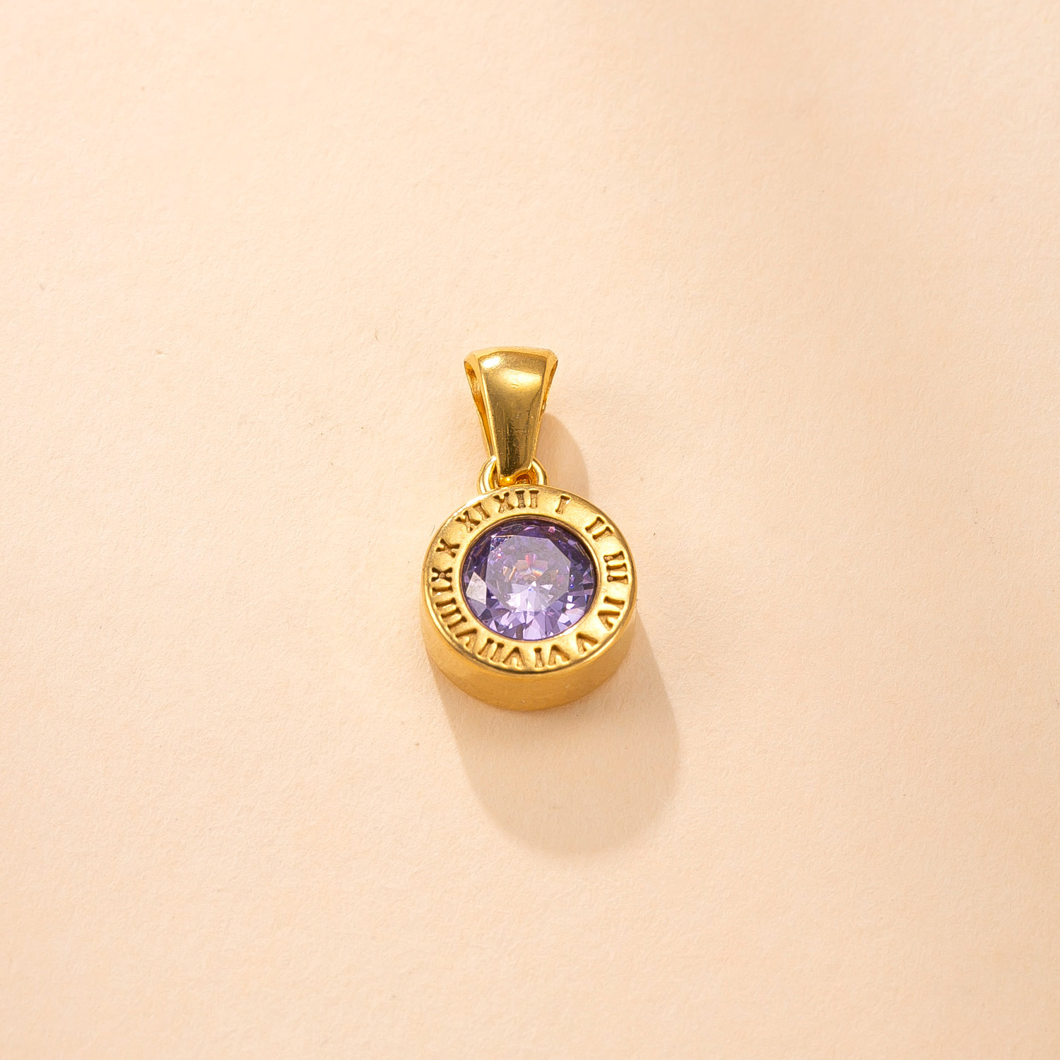 Colgante único Joyas de acero de titanio transfronterizas Collar redondo con incrustaciones de diamantes Romaji Accesorios de bricolaje de oro de 18 quilates de alta calidad para mujer