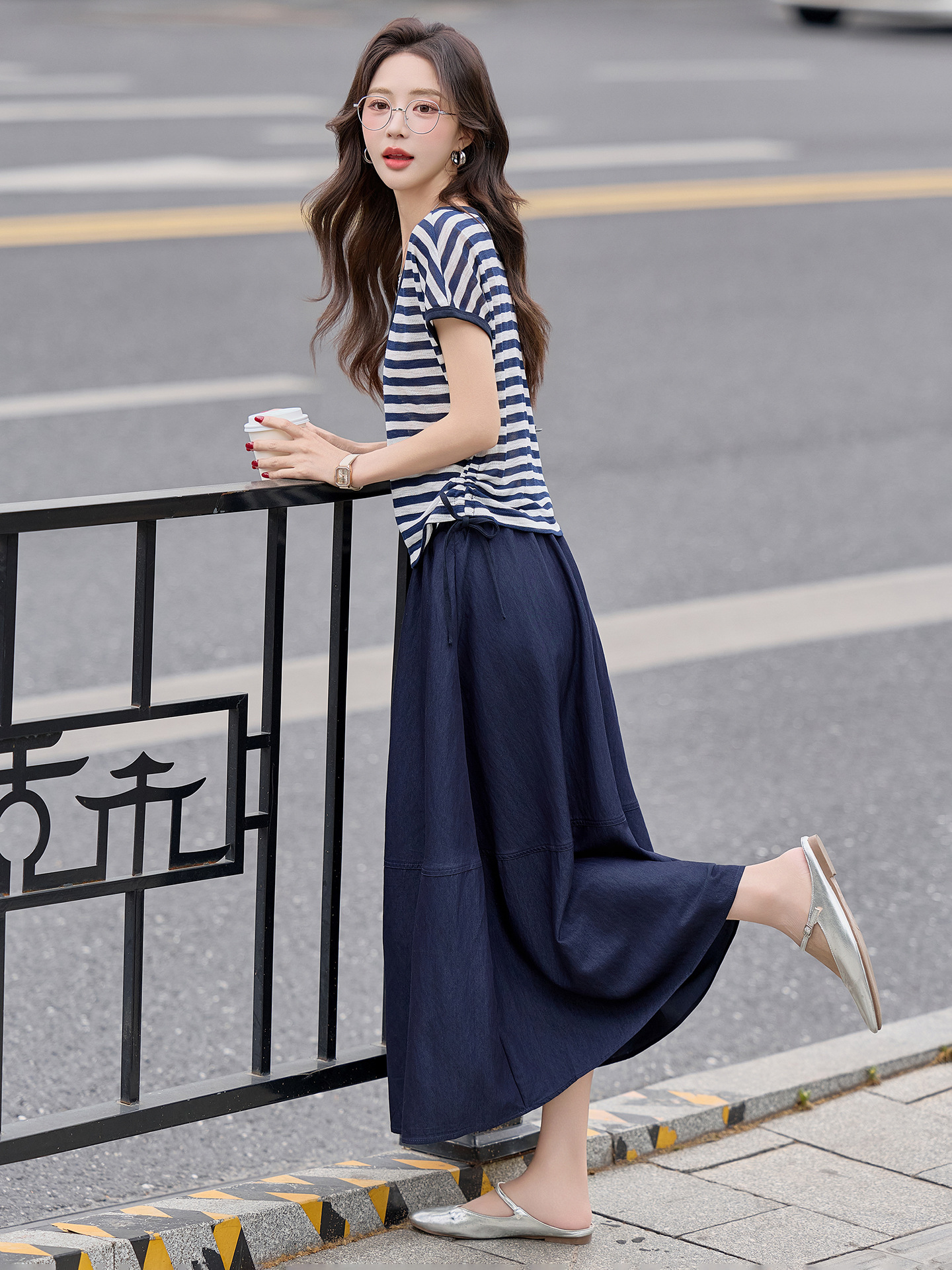 Bộ váy hai mảnh tay ngắn sọc kẻ kết hợp chân váy denim mùa hè 2026 — Màu ảnh