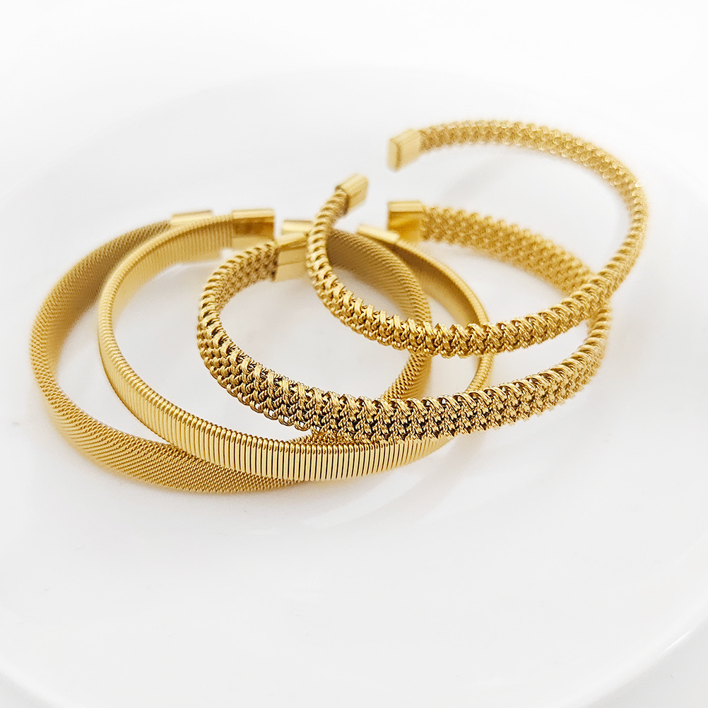 Vacation Classic Style Solid Color Titanium Steel Polishing Women's Bangle display picture 4