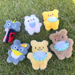 ぬいぐるみのウサギのキーホルダーのぬいぐるみがかわいいぬいぐるみの赤いエプロンのウサギのぬいぐるみのバッグのおもちゃ