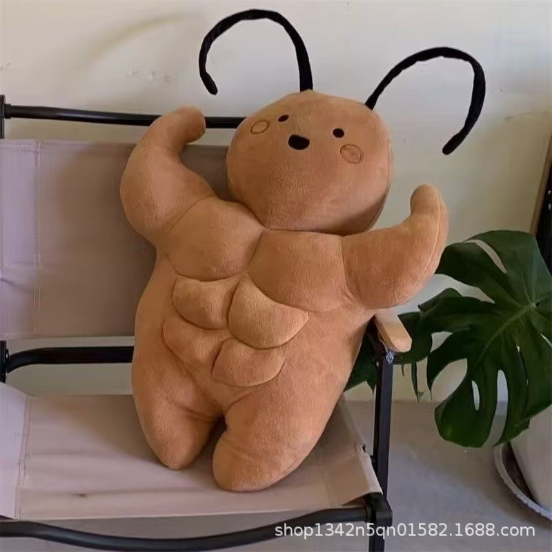 現物のかわいい筋肉の小さい強いぬいぐるみのぬいぐるみの腹筋は人形のベッドの上で南の大きいゴキブリの誕生日の贈り物をからかいます。|undefined