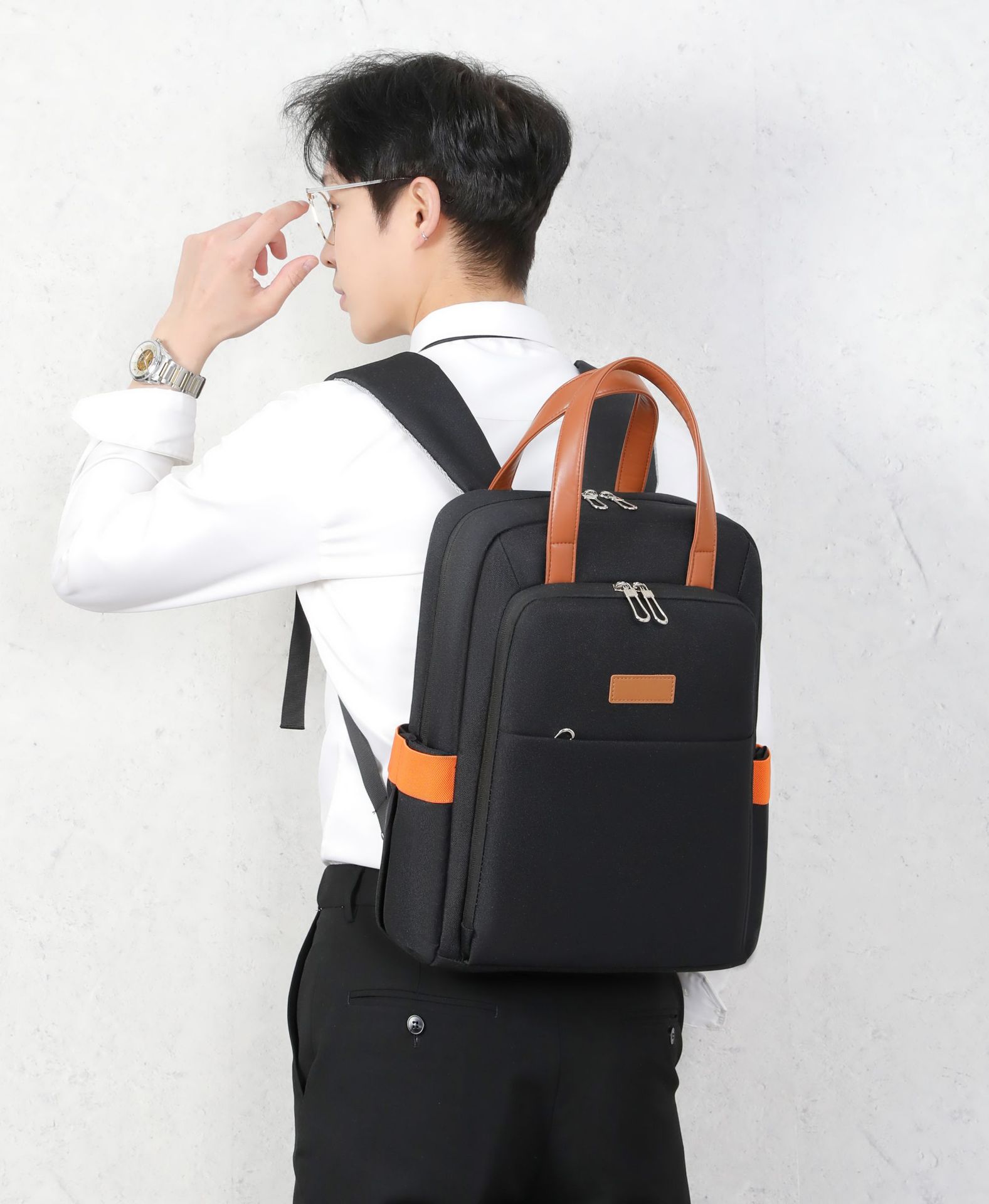 High-end women's backpack, men's Oxford fabric, large-capacity, multi-functional, durable and fashionable business backpack Application Scenario