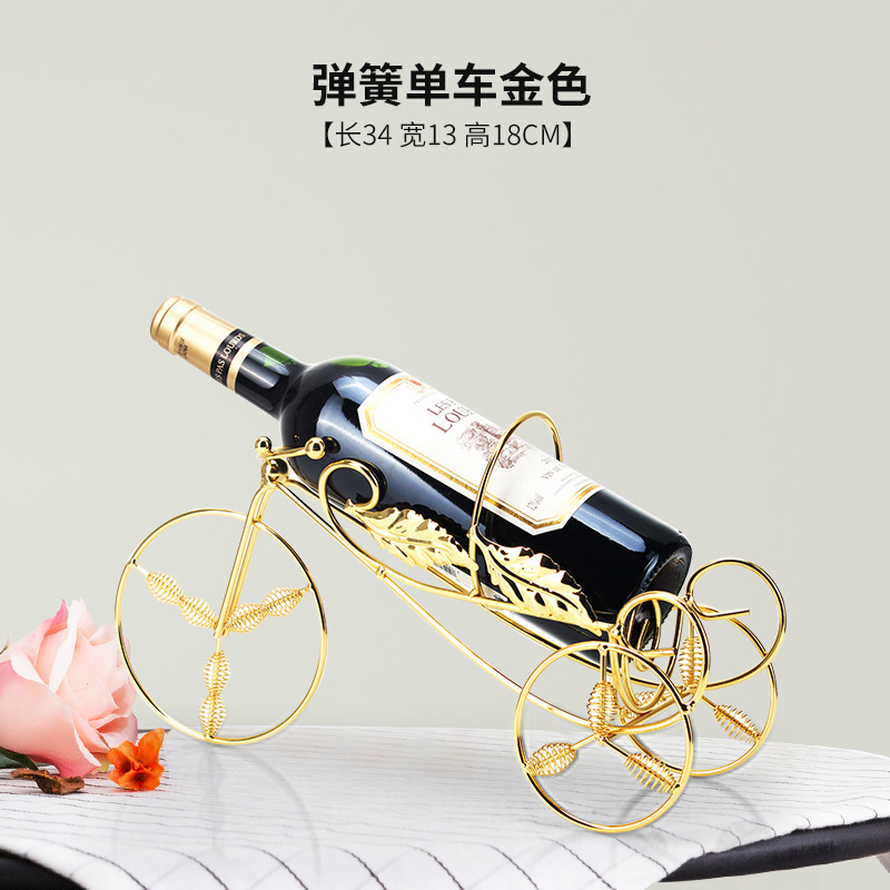 軽くて豪華な風の金色の酒の箱はワインの棚を飾ってワインの棚のワインの杯の棚を並べます。|undefined