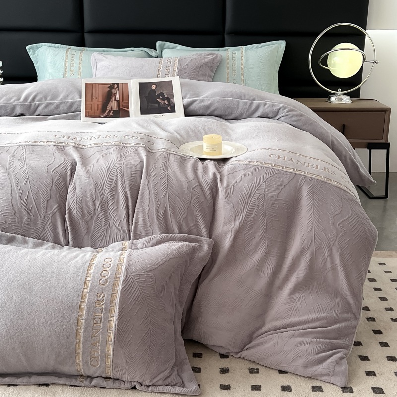 Personalizado engrosado leche de cama de cuatro piezas lujoso tallado y cama de camisa de coral brida sábanas de cama