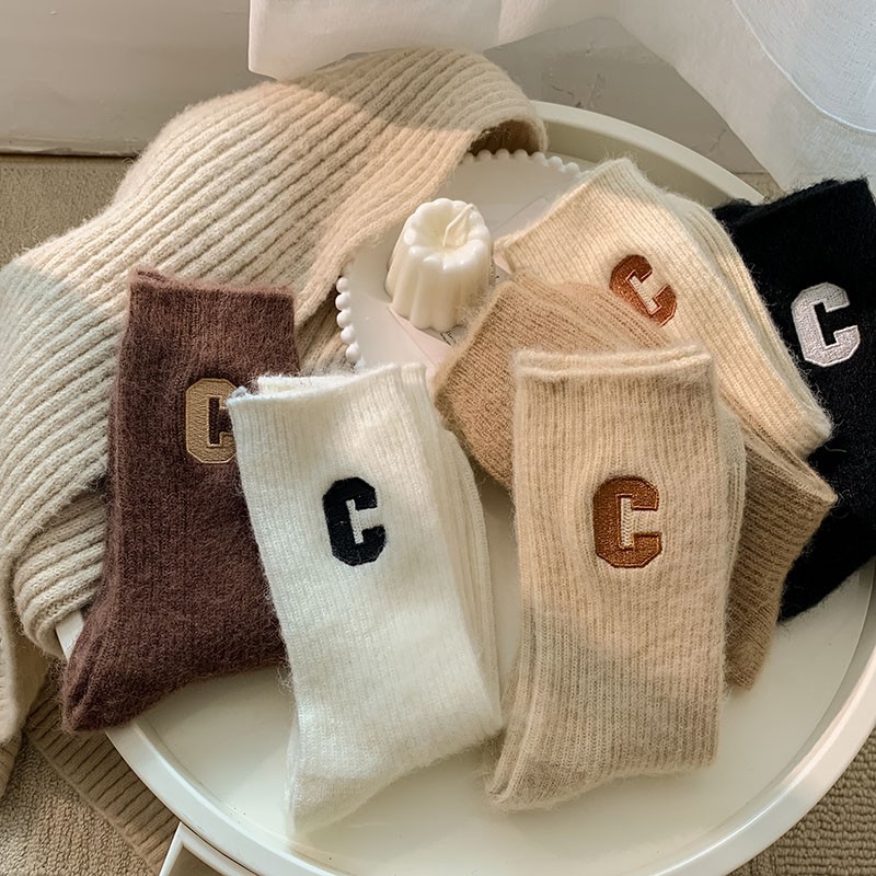 Calcetines de otoño e invierno calcetines de Cachemira de media pantorrilla de mujer letras bordadas C calcetines de pila japoneses ins calcetines de lana gruesa de moda