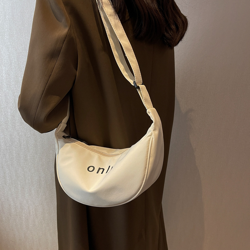 2022 nuevo bolso de las mujeres de alta calidad de moda todo partido hombro bolsa de mensajero popular estilo occidental nylon dumpling pequeña bolsa de moda