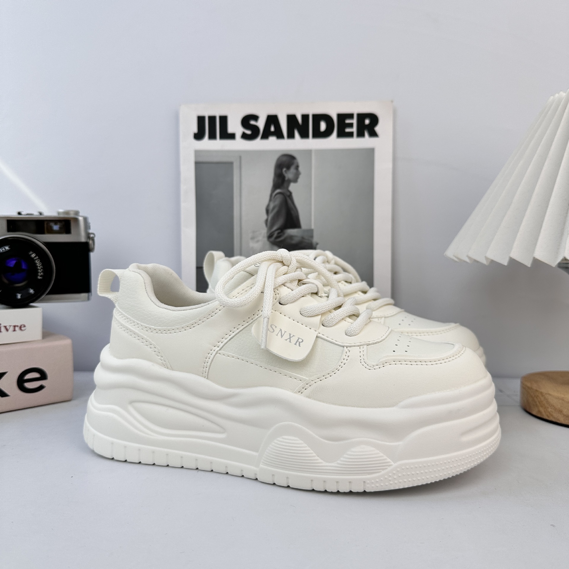 Pequeños zapatos blancos para mujeres 2025, nuevos zapatos de pan de suela gruesa, zapatos deportivos de skate casuales de mujer.