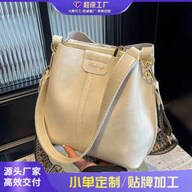 包包女2026新款韩系百搭新款潮春夏复古单肩大容量宽带斜挎水桶包