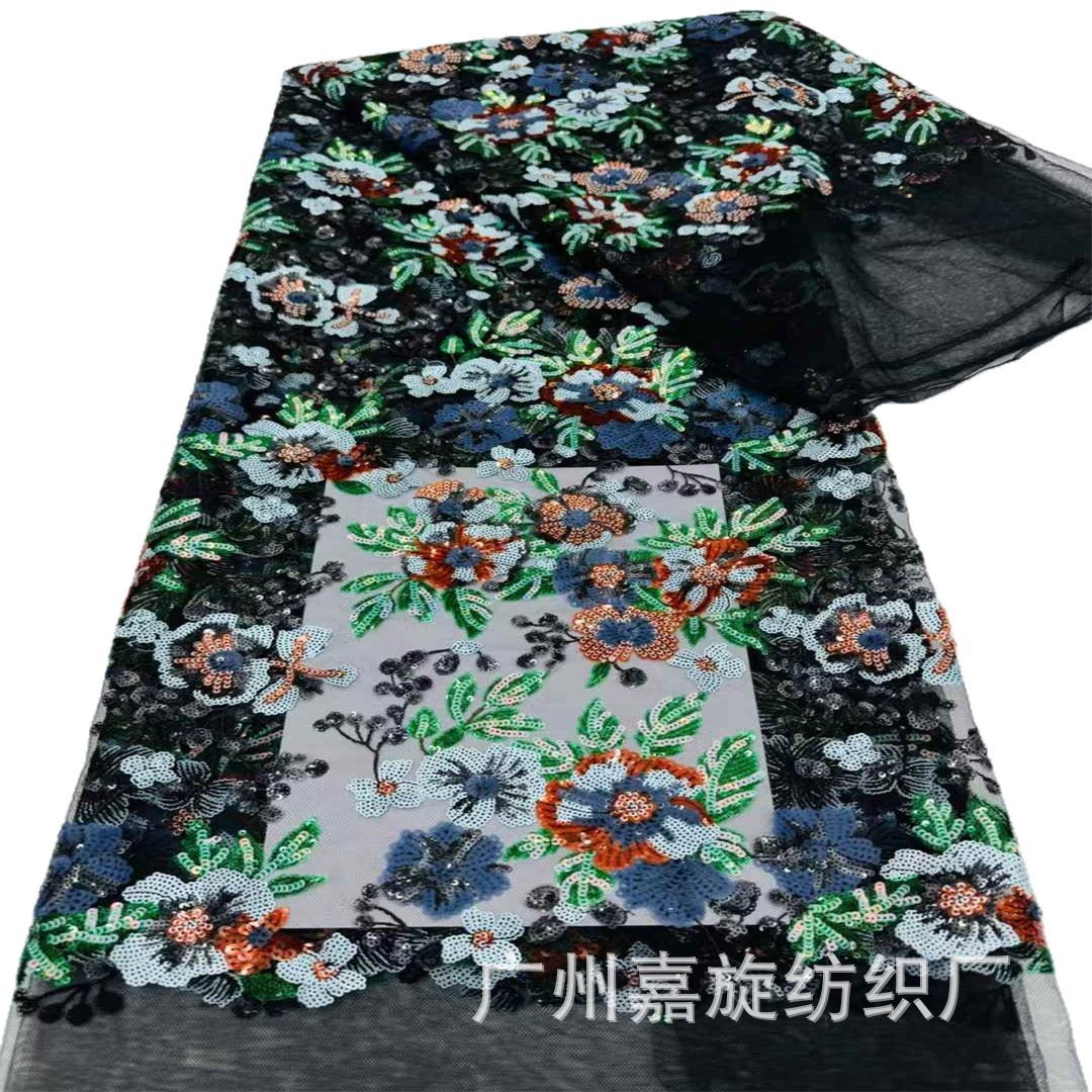 Vestido de novia estilo qipao chino con tela bordada, lentejuelas y encaje.
