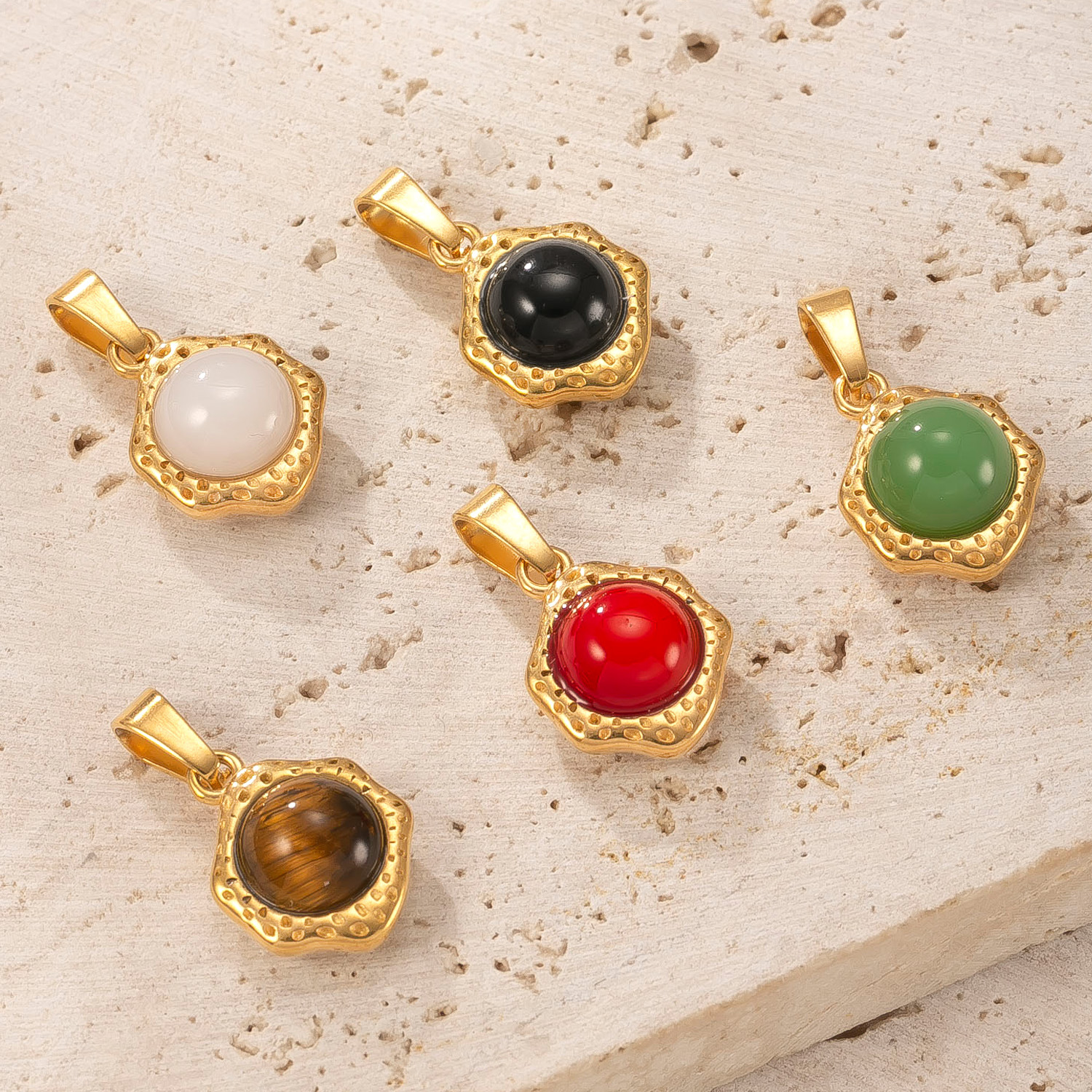 Colgante único Joyas transfronterizas de acero inoxidable Collar de piedra natural con incrustaciones irregulares en relieve Accesorios de bricolaje chapados en oro de lujo ligero de 18k