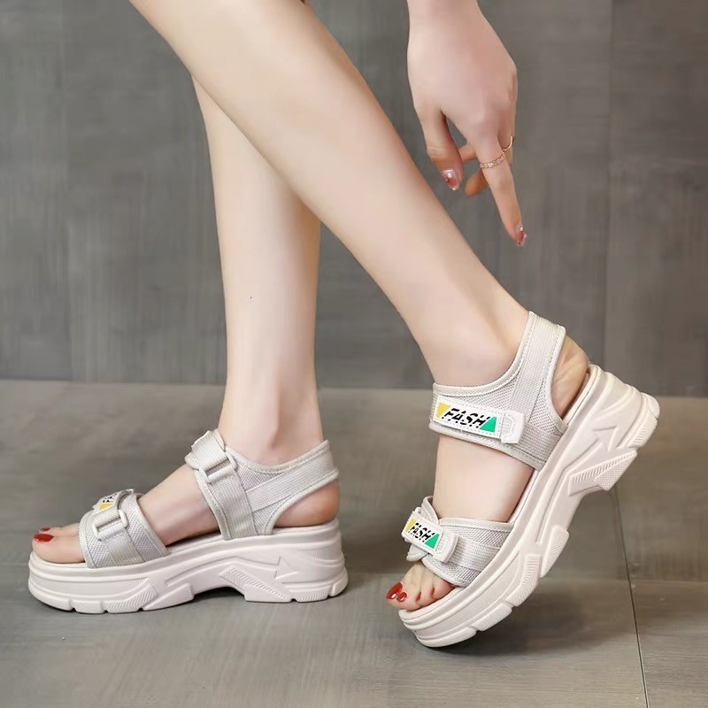 Sandalias de tacón medio para mujeres verano 2026 nueva moda versátil antideslizante ligera aumento de altura muffin gruesa sandalias romanas