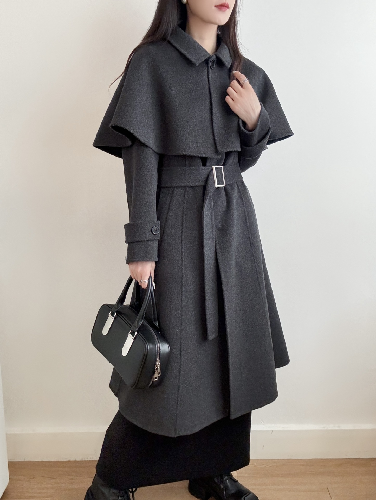 짙은 회색