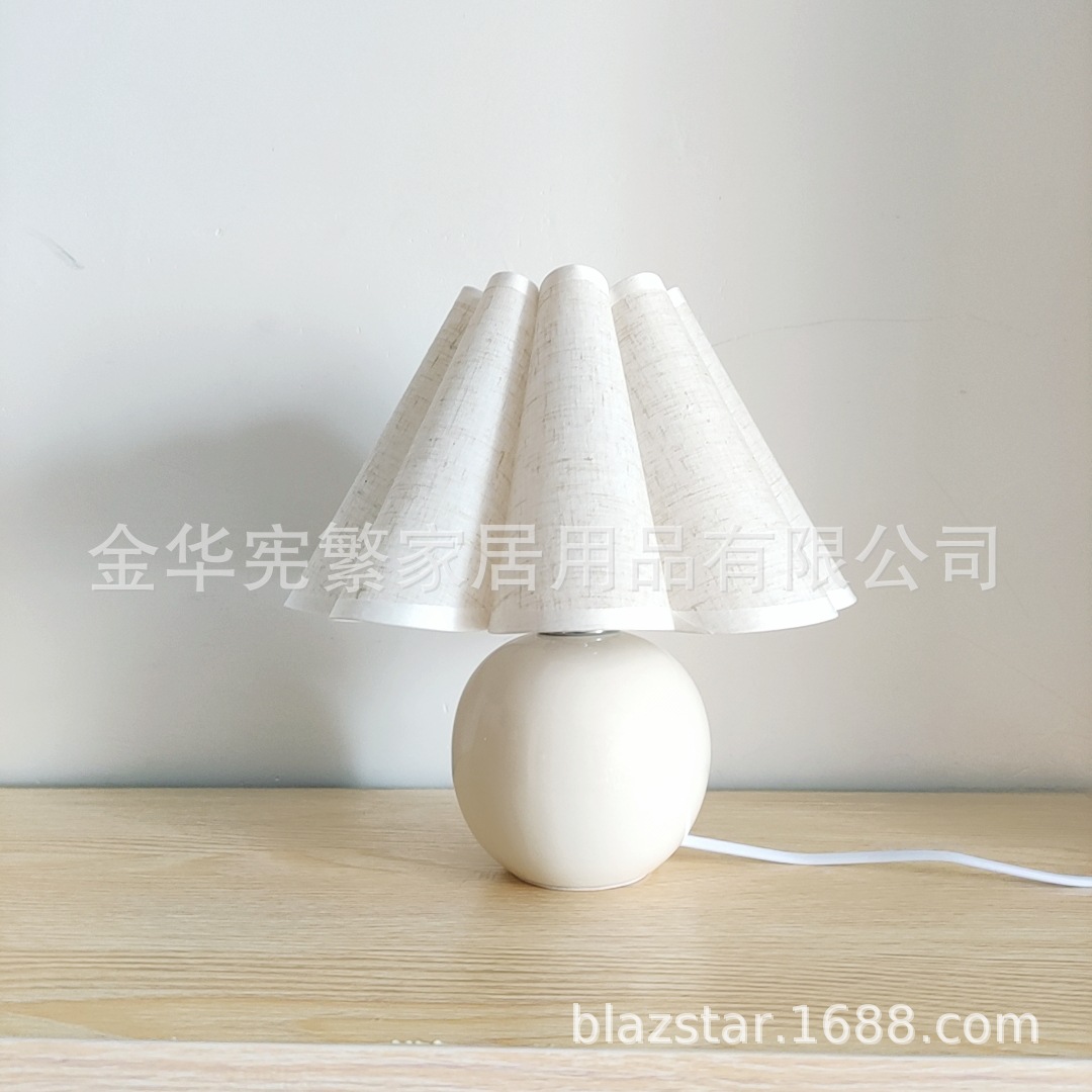 Lámpara de mesa para niños de decoración de cabecera de tela de pétalo de cerámica de metal de estilo japonés transfronterizo Apartamento B & B lámpara de mesa de dormitorio