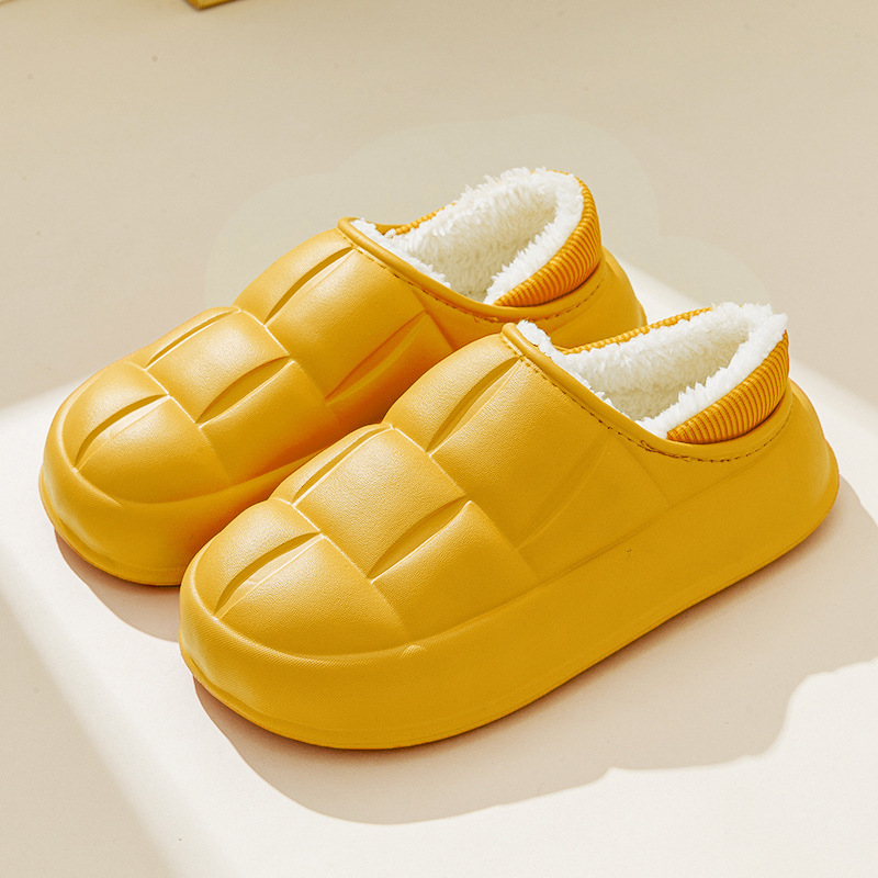 Zapatillas de algodón impermeables para mujeres invierno 2023 nuevo hogar cálido fondo grueso bolsa de confinamiento antideslizante zapatos de tacón de algodón para mujeres