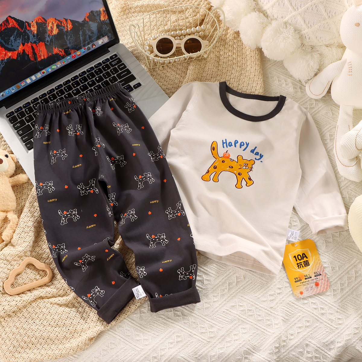 25 nuevos conjuntos de ropa de estar de licra para niños, conjunto de camiseta y pantalones sin costuras de algodón puro clase A para otoño, pijamas de dibujos animados para niños y niñas.