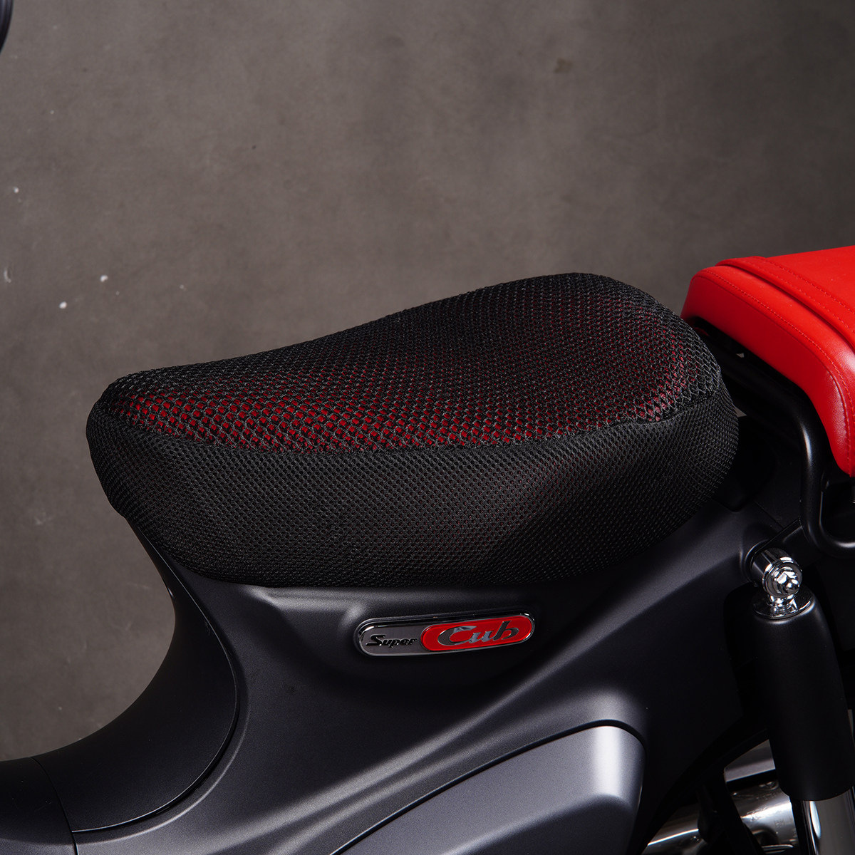 Suitable for Honda Super Cub C125 modified front seat cushion with heat-insulating mesh cover, breathable seat cover, black, direct fit