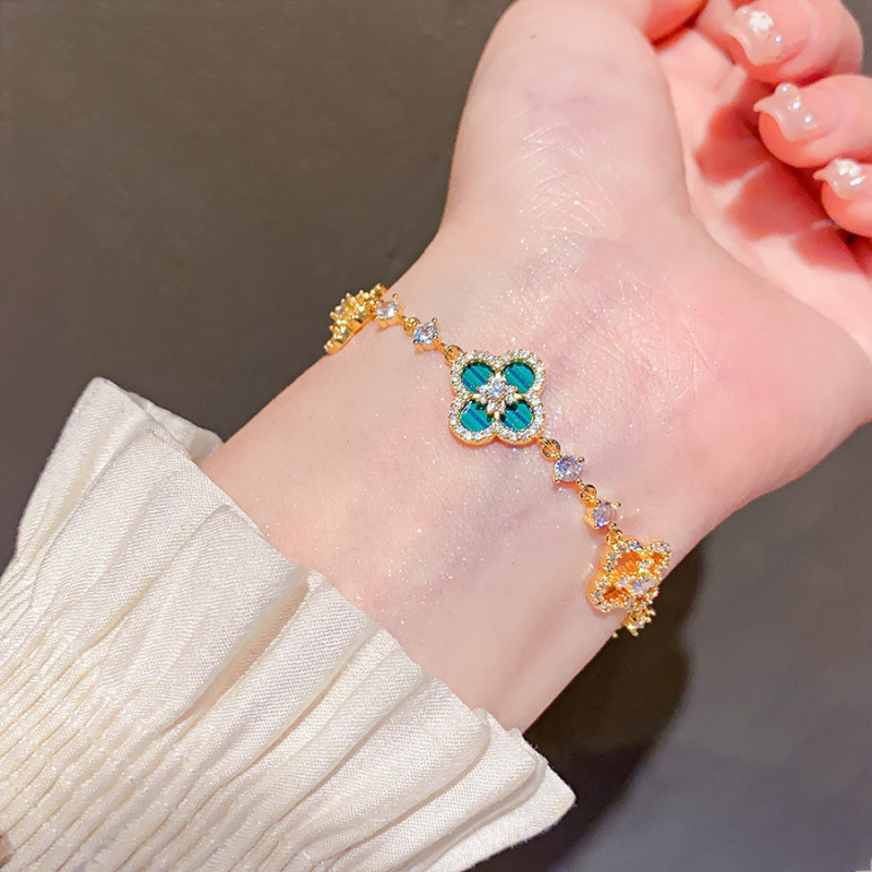 Pulsera de flores huecas en forma de diamante de circón, pulsera de temperamento de lujo ligero, personalidad, moda exquisita, joyería de todo fósforo para mujer