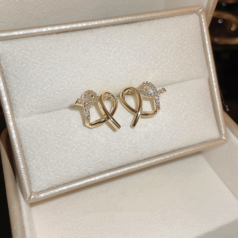 Gold Criss-cross Stud Earrings Minimalist Celebrity Style_voghion.com