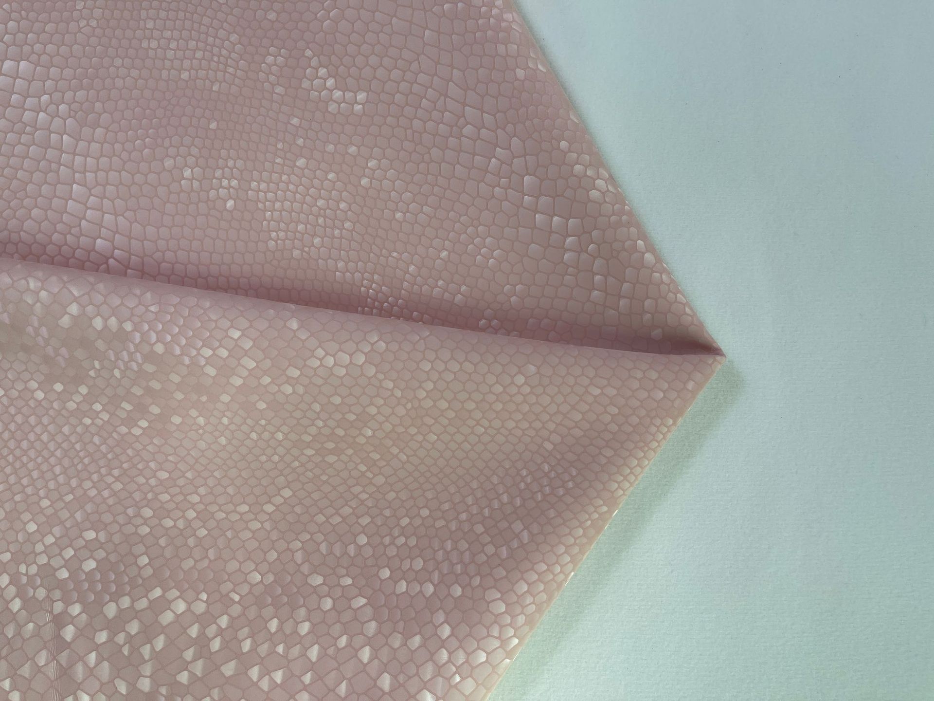 Fabricante spot PU equipaje de cuero artificial material de cuero brillante patrón de serpiente de alto brillo patrón de escamas de dragón bolso de cuero embalaje de la carcasa del teléfono móvil