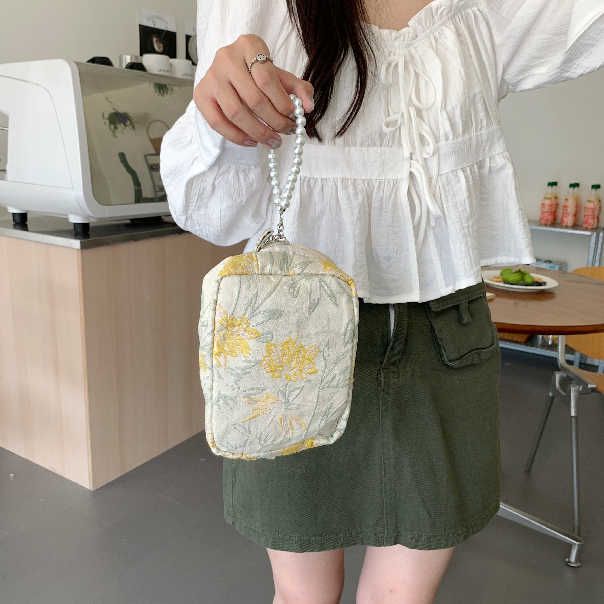 28172 Pearl pendant tassel hand-held cosmetic bag, embossed French storage bag, compact hand-held handbag undefined