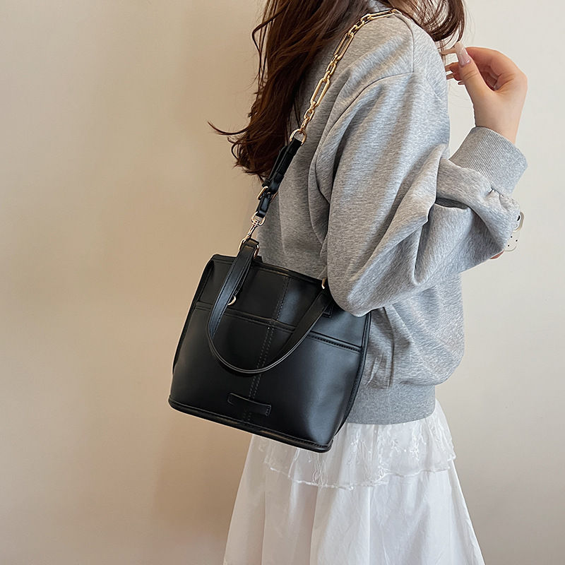 Versión coreana de la bolsa de nicho 2025 verano nuevo bolso retro contraste color bandolera moda señoras bandolera