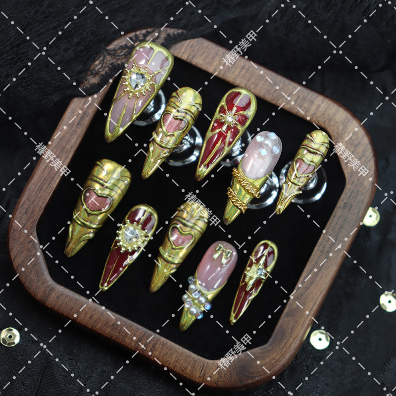 Palace-Style Heart-Shaped Armor Nails, Vintage Gold-Plated Diamond Nail Art, High-End Look That Enhances Complexion, Removable Fake Nails Palace-Style Heart-Shaped Armor Nails, Vintage Gold-Plated Diamond Nail Art, High-End Look That Enhances Complexion, Removable Fake Nails