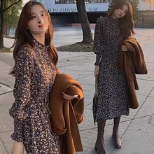 配大衣加绒加厚过膝打底碎花连衣裙轻柔感时尚收腰气质长裙秋冬女