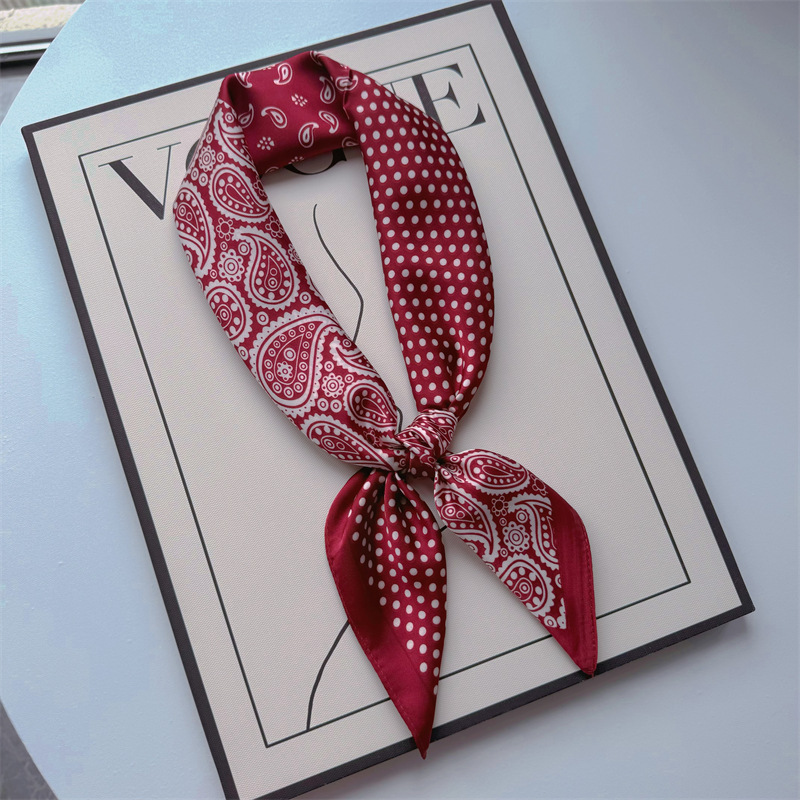 Primavera y verano nueva bufandas de impresión de letras de satén 70 × 70 bufandas de seda pequeñas bufandas cuadradas de alta calidad bufandas de estilo francés