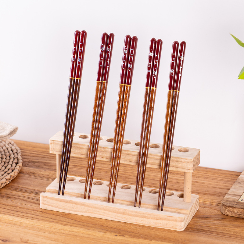 Exported to Japan, these are household wooden chopsticks with a Japanese-style print, made of solid wood, suitable for sushi, and feature a pointed tip and a red finish Exported to Japan, these are household wooden chopsticks with a Japanese-style print, made of solid wood, suitable for sushi, and feature a pointed tip and a red finish