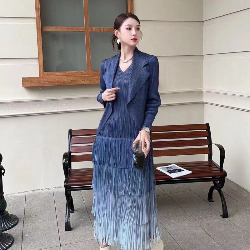 High-End Pleated Dress with Suit Collar, Long Slim-Fit Cake Dress, French Style, Autumn 2026, with Tassels