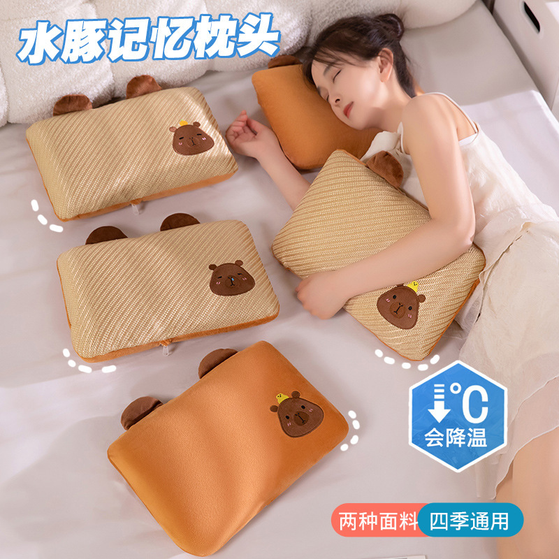 かわいい事務室の成人の昼寝の枕は腹ばいになって寝ます。|undefined
