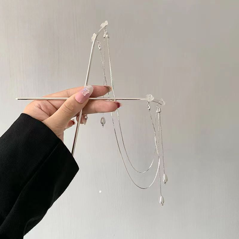 Perla de alto grado sentido horquilla estilo antiguo doble enchufe palillos de metal plateado Tiktok mismo estilo flor doble horquilla borla cadena