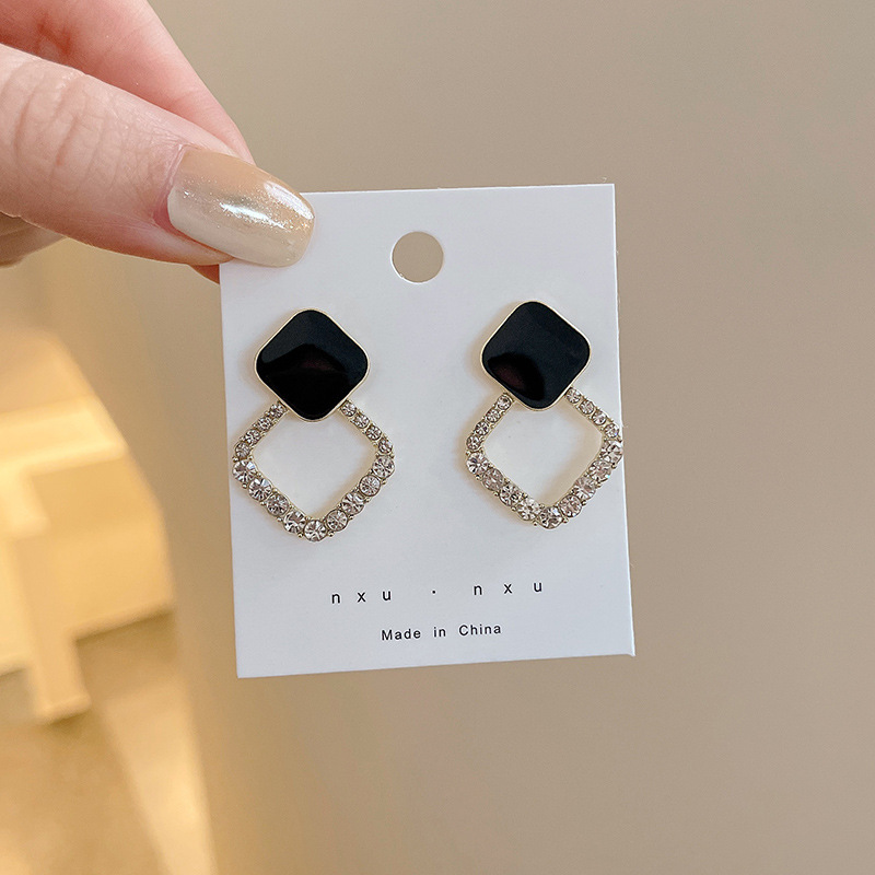 Pendientes de perlas, pendientes de estilo caliente, lujo ligero, pendientes simples de celebridades de Internet, accesorios de Yiwu, venta al por mayor