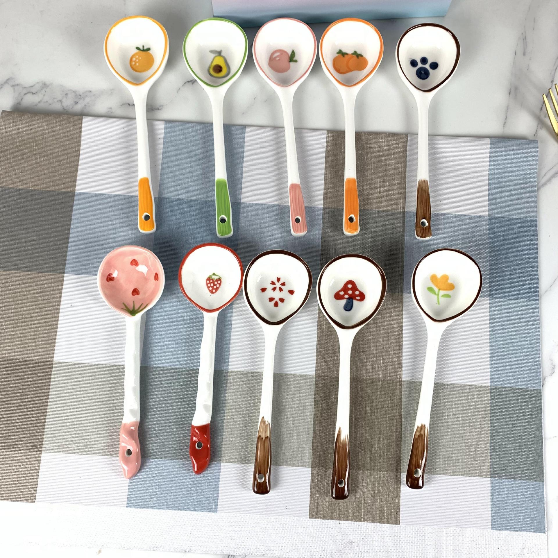 Cucharas de cerámica al por mayor para necesidades diarias, cucharas de cerámica con dibujos animados, cucharas de porcelana para puestos callejeros, mercados nocturnos y tiendas de dólar.