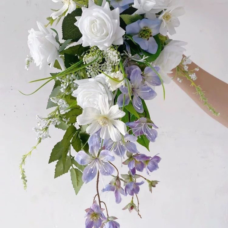 造花、スズラン、水滴、大きな手持ち花束、森の緑の葉、滝型花束、写真スタジオ、旅行写真、屋外花撮影|undefined